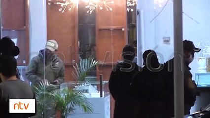 Apagan la alarma y rompen vitrinas para robar en una joyería