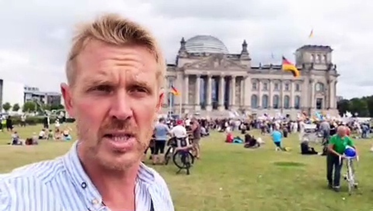 # Volkslehrer : Ich verschaffe mir einen ersten Eindruck der heutigen Demonstration.