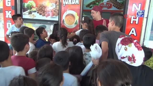 Cevizli çiğ köfte yemek için birbirleriyle yarıştılar