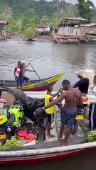 'Hulk colombiano': hombre sorprende en redes sociales al cargar una moto en sus hombros