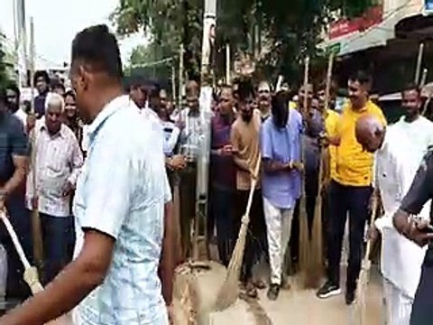 message of cleanliness: कलक्टर ने लगाया सड़कों पर झाडू, दिया स्वच्छता का संदेश-video