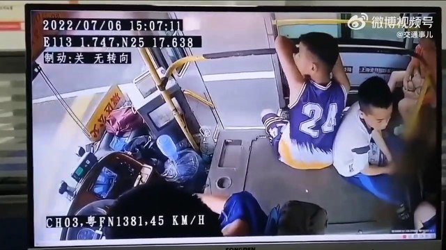 Un enfant éjecté de son bus au moment d'un freinage d'urgence...