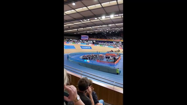 Enorme chute en cyclisme sur piste... un coureur termine dans le public