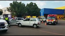Três pessoas ficam feridas em colisão entre Uno e Gol na Rua Jacarezinho