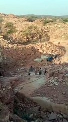 पहाड़ों से पत्थर बेच रहा खनन माफिया