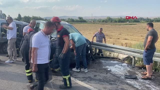 Son dakika haberleri | HAFİF TİCARİ ARAÇLA OTOMOBİL ÇARPIŞTI 1'İ AĞIR 3 YARALI