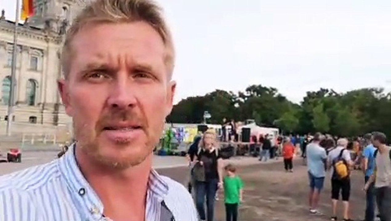 # Volkslehrer : Der Demo Zug wird jeden Moment am Reichstag erwartet.