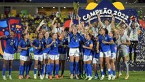 Şampiyonluk sevinci yaşayan Brezilya Kadın Futbol Takımı'ndan iki oyuncu soyunma odasında kalça dansı yaptı