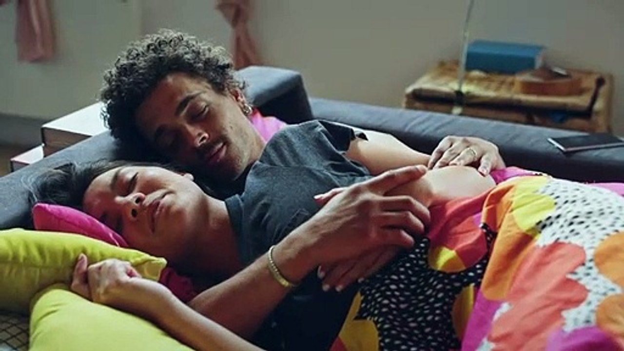 Plus Belle la Vie - Baptiste veut rendre les choses officielles avec Justine