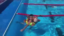 Yüzme eğitimi alan çocuklar, havuzda doyasıya eğleniyor