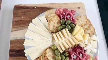 vlog: getting a puppy, making cheese boards & running my clothing brand