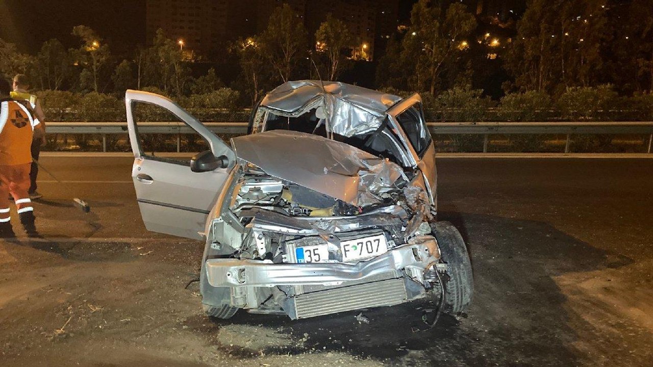 İzmir’de otomobil kamyona çarptı: 1 ölü, 1 yaralı