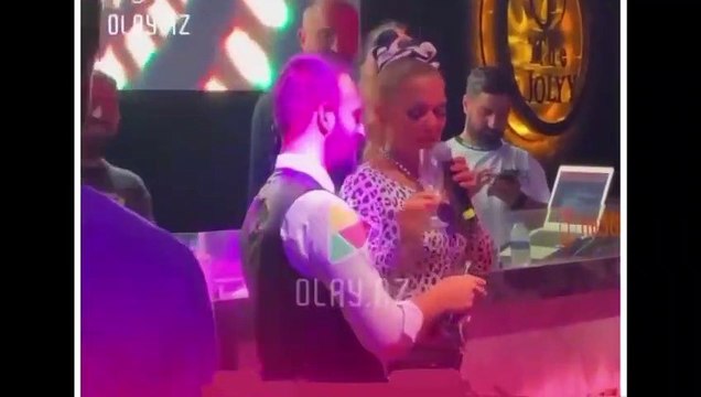 Demet Akalın'dan tepki çeken hareket! Beğenmediği şampanyayı çalışanın başından aşağı döktü