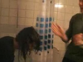 Louise prend une douche