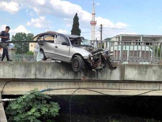 Son dakika haberleri... Köprünün korkulukları otomobile ok gibi saplandı: 1 yaralı