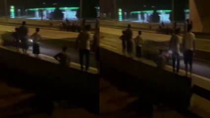 Tải video: Otoyolda yarış yapan araç sürücüsü, 23 yaşındaki gence çarpıp hayatını kararttı