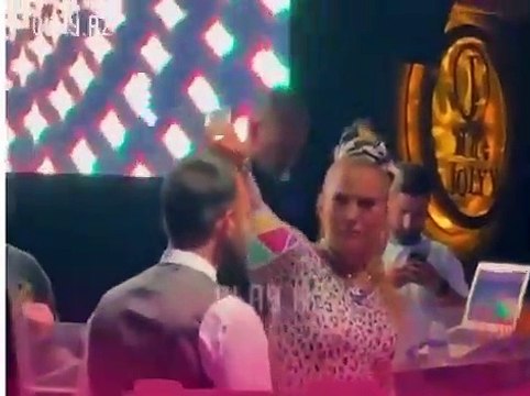 Demet Akalın şampanyayı beğenmeyince garsonun başına döktü