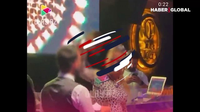 Demet Akalın şampanyayı beğenmeyince, garsonun başından aşağı döktü