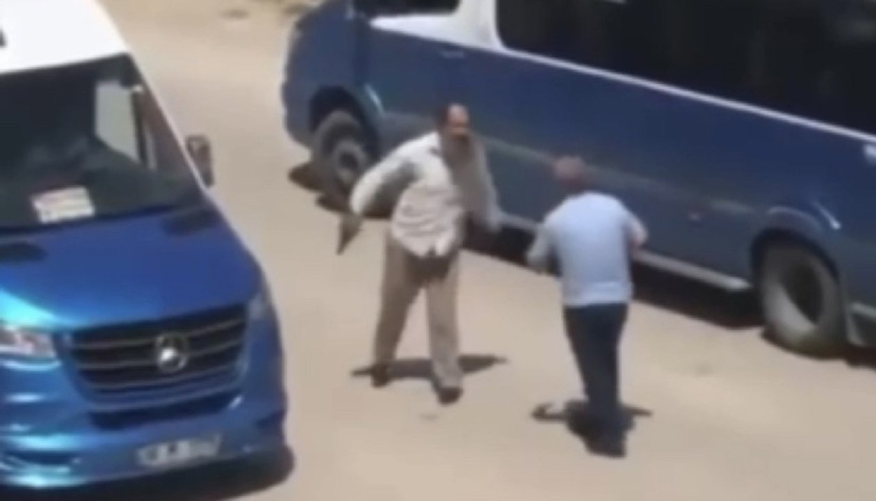 İşçi servisi ile minibüs şoförünün silahlı, sopalı kavgası kamerada
