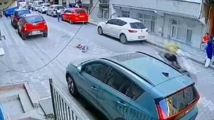 Motosikletle çocuğa çarptı kaçtı