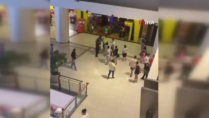 Son dakika haberi | AVM asansöründe sıra kavgası kamerada