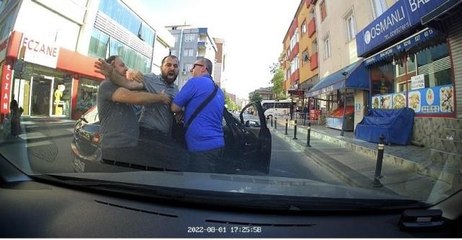 Ümraniye'de hatalı park yapan maganda kendisini uyaran basın mensuplarına saldırdı