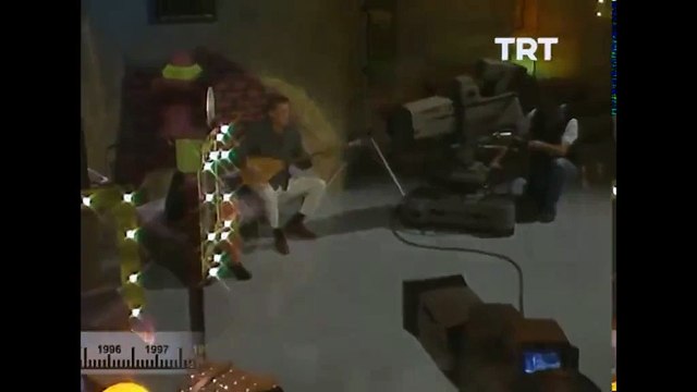 Yıl 1998... Usta Tiyatrocu Ferhan Şensoy bağlaması ile söylüyor: Güldürdüm gidiyorum...