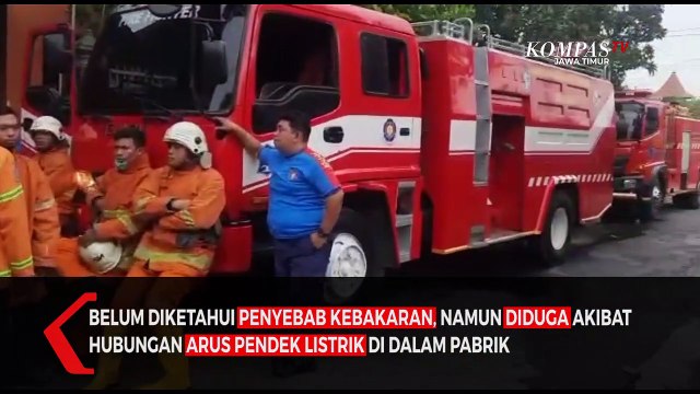 Kebakaran Pabrik Pengolahan Kayu di Driyorejo Gresik, Satu Truk Ludes Terbakar