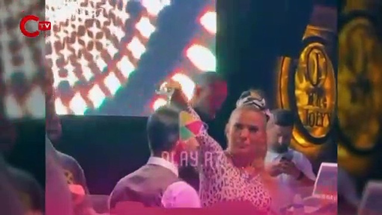 Demet Akalın, beğenmediği şampanyayı garsonun 'başından aşağı' döktü