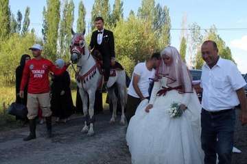 Bu kez ata gelin değil, damat bindi