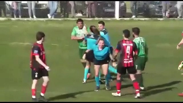 Kırmızı kart gösteren kadın hakemi hastanelik etti