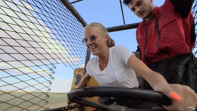 Zone Interdite : la prise en main laborieuse d'une pilote de moisseuneuse batteuse avant sa première course