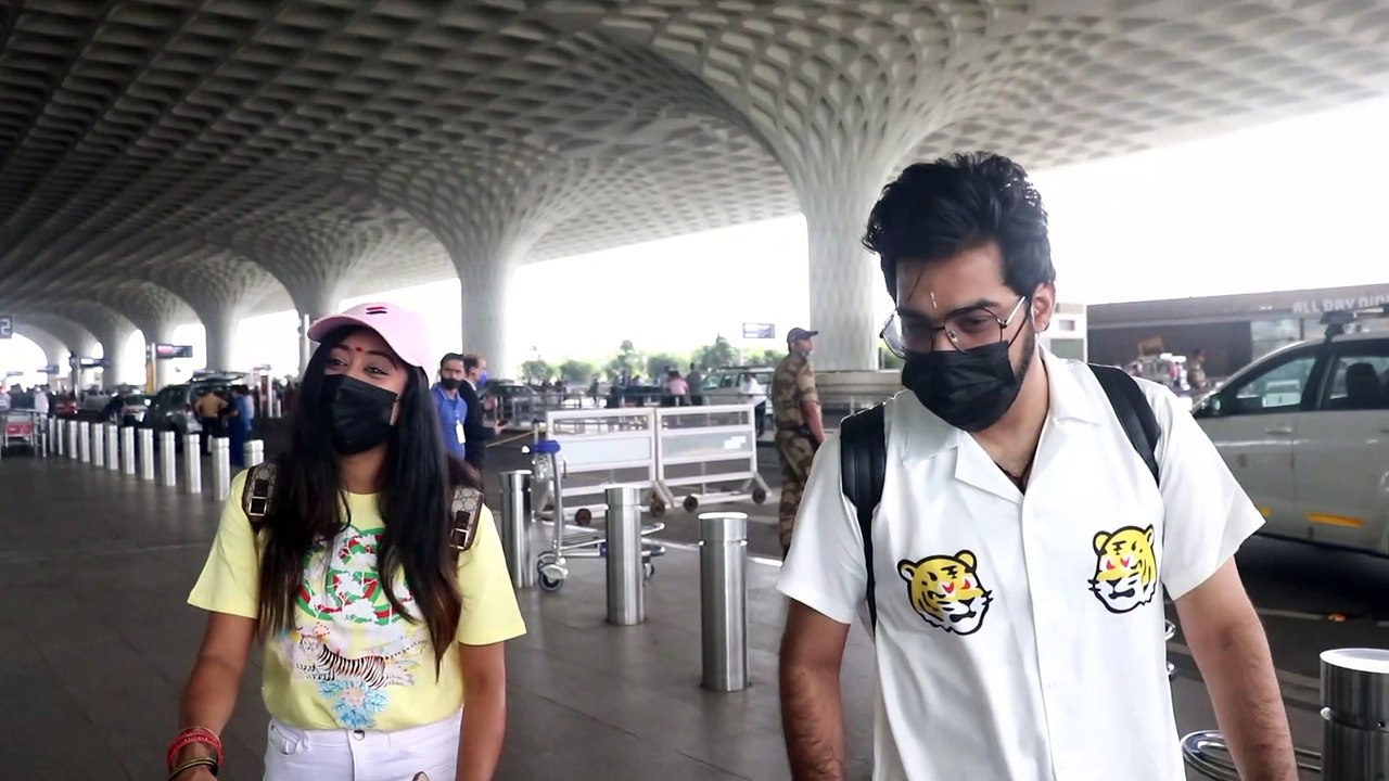Bollywood सिंगर Sachet और Parampara एयरपोर्ट पर स्पॉट हुए