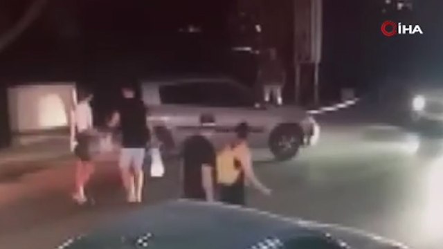 El freni çekilmeyen otomobil, çatıya uçtu