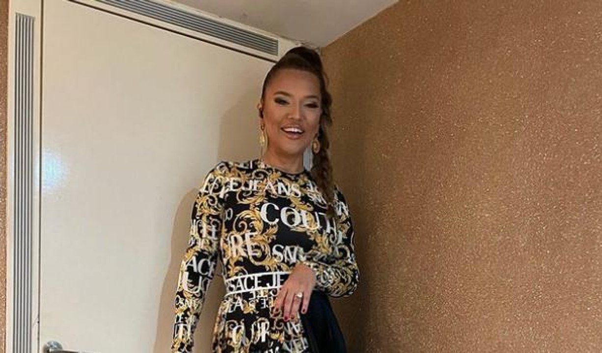 Demet Akalın garsona ne yaptı? (VİDEOLU) Demet Akalın içki mi döktü?