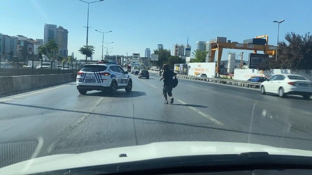 D-100’de hareketli anlar: Yoldan geçenlere bıçakla saldırdı