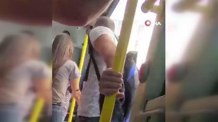 Kapısı açık olan minibüste kapı görevi gören yolcu kamerada