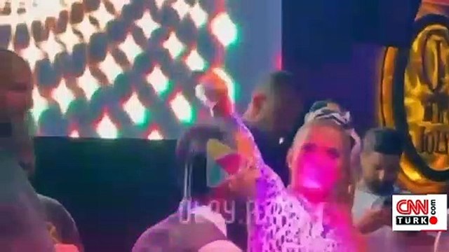 Demet Akalın, beğenmediği şampanyayı garsonun üzerine döktü