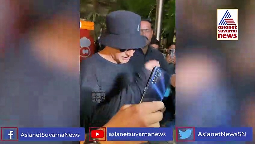 ಅಕ್ಷಯ್ ಕುಮಾರ್ ನೋಡಿದ ಖುಷಿಗೆ ಕೆನ್ನೆಗೆ ಮುತ್ತಿಟ್ಟ ಅಭಿಮಾನಿ; ವಿಡಿಯೋ ವೈರಲ್