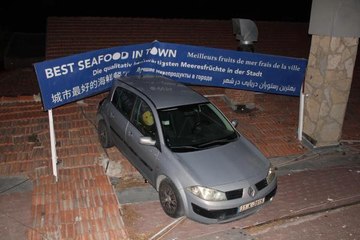 Aydın haberi... AYDIN'DA OTOMOBİL RESTORANIN ÇATISINA UÇTU