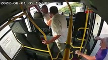 Seyir halindeki otobüsün şoförüne yumruk attı