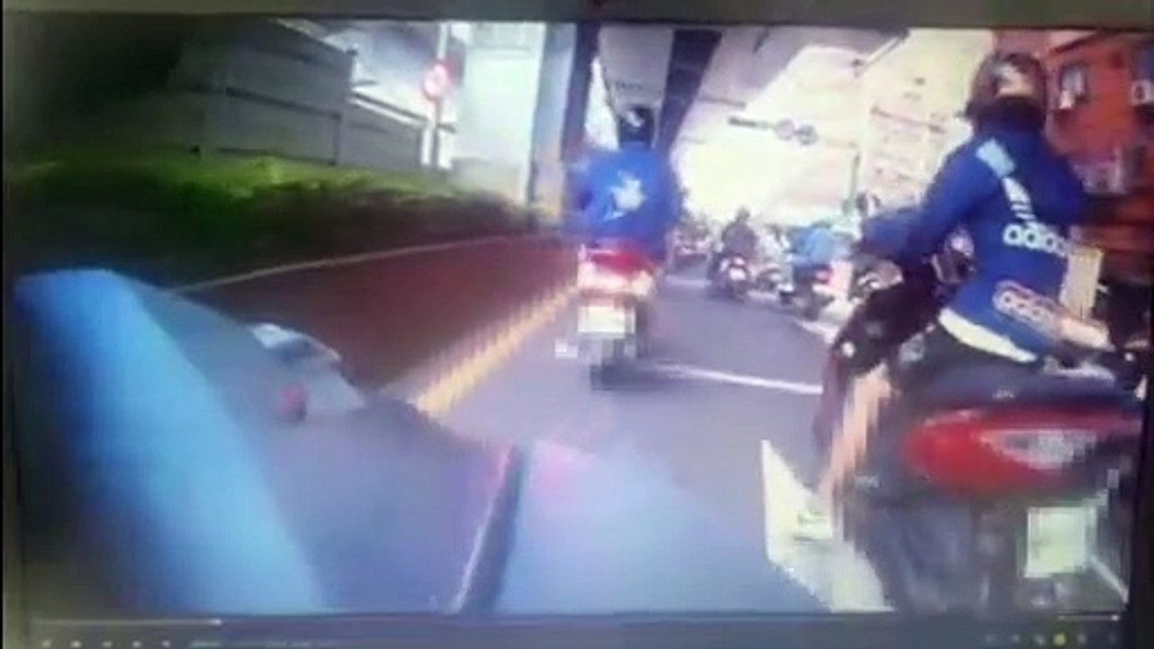 見黃燈煞停路口下場超慘 4車追撞翻倒網看傻：趕投胎？