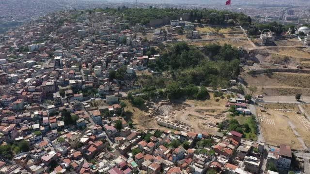 İzmir haberleri... Dünya mirası adayı İzmir Tarihi Liman Kenti'ndeki "Smyrna", FPV dron ile görüntülendi (1)