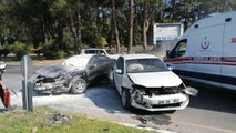 Son dakika haber | Manavgat'ta iki otomobil çarpıştı: 3 yaralı