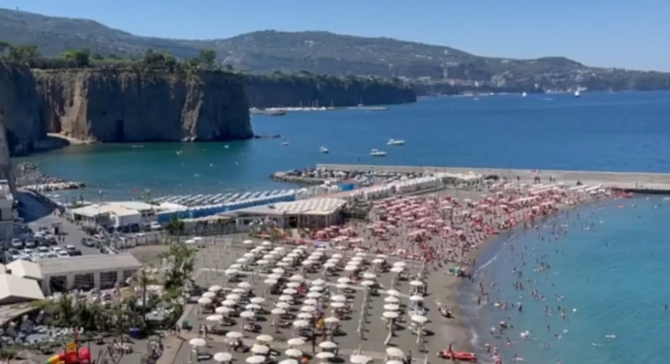 Sorrento (NA) - Carabinieri in costume tra i bagnanti: denunciato 15enne con un coltello (02.08.22)