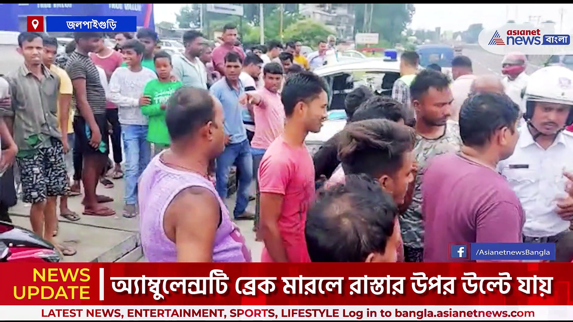 স্কুটিকে বাঁচাতে গিয়ে দুর্ঘটনার কবলে অ্যাম্বুল্যান্স, দুমড়ে মুচড়ে গেল অ্যাম্বুল্যান্স