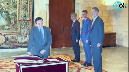 Sánchez se salta el protocolo para hacer el paripé quitándose la corbata tras su encuentro con el Rey