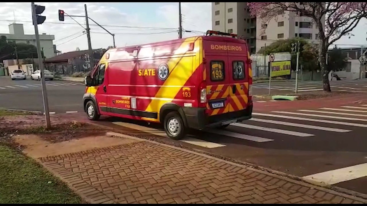 Mulher fica ferida ao cair de patinete na Rua Rio de Janeiro