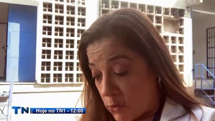 Dois bandidos invadem uma barbearia.