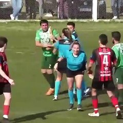 Kırmızı kart gösteren kadın hakeme yumruklu saldırı